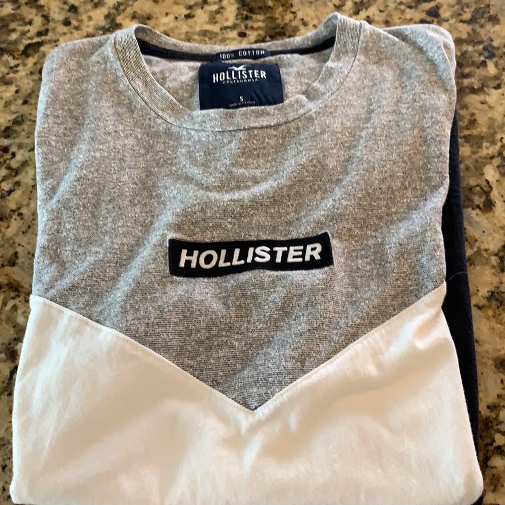 Like new worn once men’s small Hollister tee